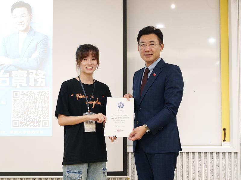 東海政治學系系學會邀請現任立法院副院長江啟臣暢談「從學術到政治實務」，吸引逾百名師生熱烈參與。