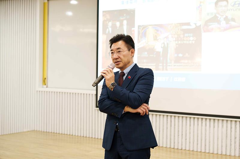 江啟臣勉勵學生,不要害怕失敗,更要在挫折中學會「韌性」,這將會是未來生命中最珍貴、也最難在課本中學到的特質與資產。