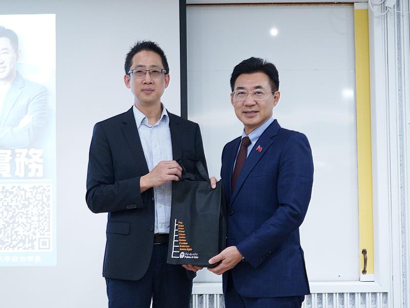 立法院副院長江啟臣(右)日前受邀至東海大學演講,感性回憶「馬拉松人生」。政治系主任張峻豪(左)表示,江副院長的跨界韌性是政治系學子在理論與實務接軌時的最佳教材。