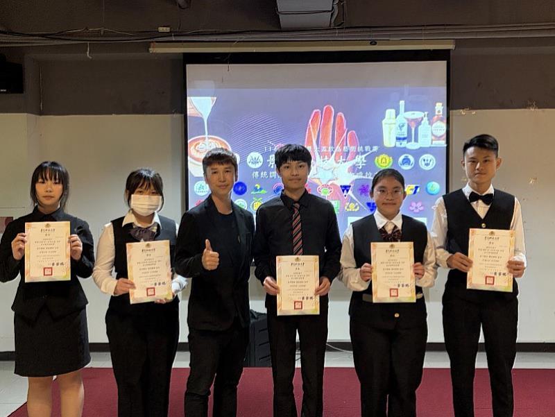 傳統調酒高中職組佳作。