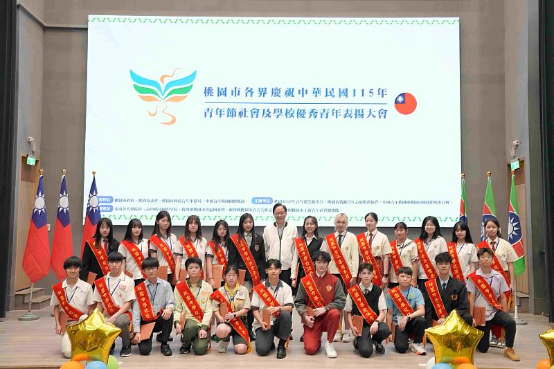 大專優秀青年及中等學校優秀青年與張善政市長合照。