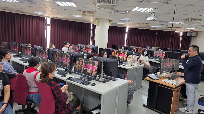 視傳所所長陳淏煬副教授分享了AI數位創作的未來趨勢。