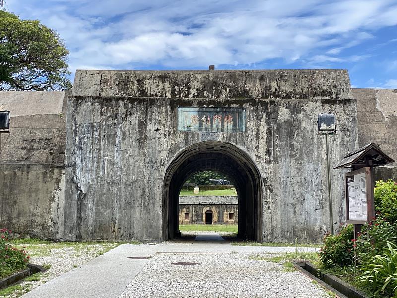 淡水古蹟博物館即日起開放古蹟戶外空間策展，首波試辦點為國定古蹟「滬尾礮臺」。