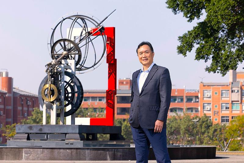 南臺科大校長黃能富近期接受《天下》雜誌專訪,分享將南臺打造成「實作型AI科技大學」的創新願景。圖天下學習《Cheers快樂工作人》鍾士為攝