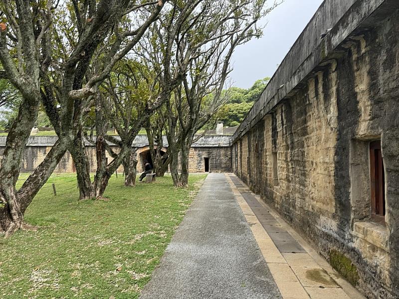 淡水古蹟博物館即日起開放古蹟戶外空間策展，首波試辦點為國定古蹟「滬尾礮臺」。
