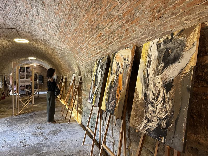 滬尾礮臺現正展出「被風帶走的土地－游雅茜個展」，作品充滿著印象派的「淡水感性」。