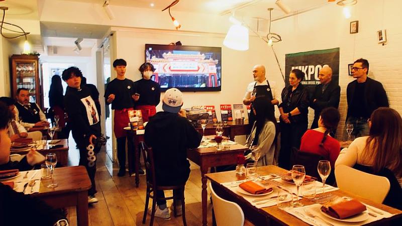 開平餐飲學生自信穩健的台風，到細膩用心的桌邊說菜與影像呈現，讓義大利師生印象深刻。開平餐飲學校/提供