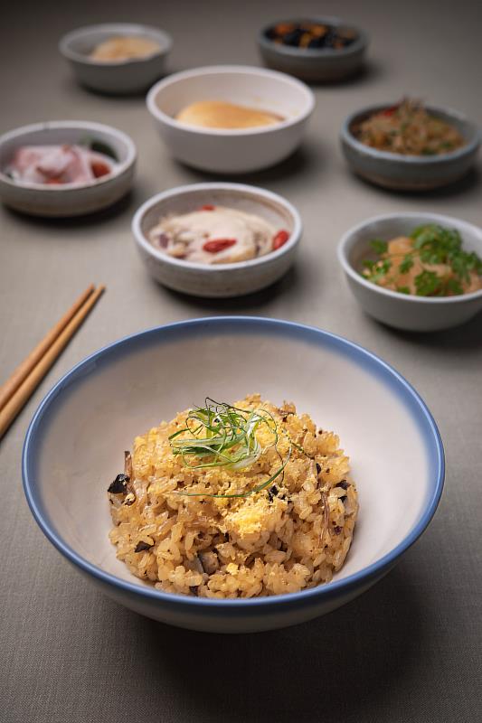 結合了「富興米店」嚴選的台灣好米，每一口都能品嚐到粒粒Q彈、富含糧食溫度的米飯，再搭配上主廚精選的台灣在地調味料，這場味覺實驗重新定義了你對台菜的想像。