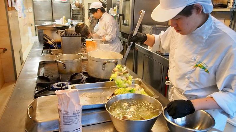 在異國環境中，開平餐飲國際部學生面對多重挑戰，展現高度專業能力與抗壓素養。開平餐飲學校/提供