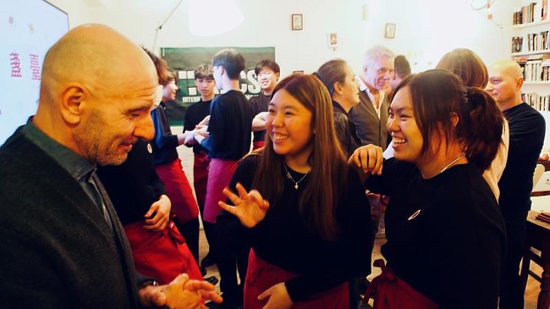 開平餐飲國際部學生以全英文與國際賓客交流,現場洋溢著真誠溫暖的國民外交氛圍。開平餐飲學校/提供