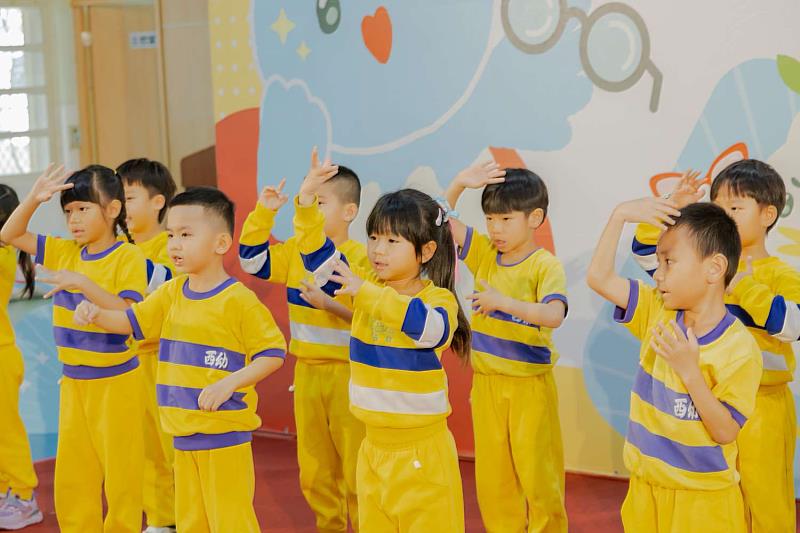 西門國小附設幼兒園帶來「愛眼健康操」，為活動揭開序幕。