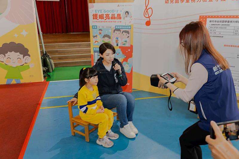 活動現場示範非侵入式視力篩檢流程。
