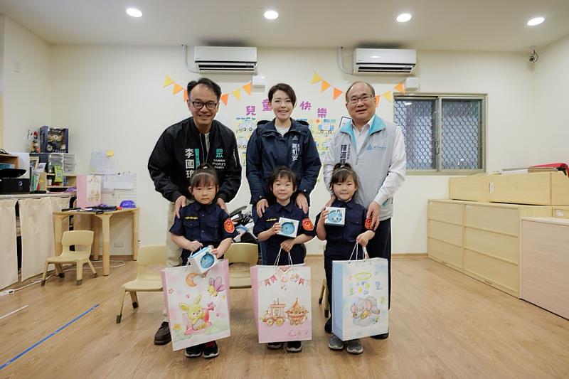 市長高虹安贈19位幼兒兒童節禮物。