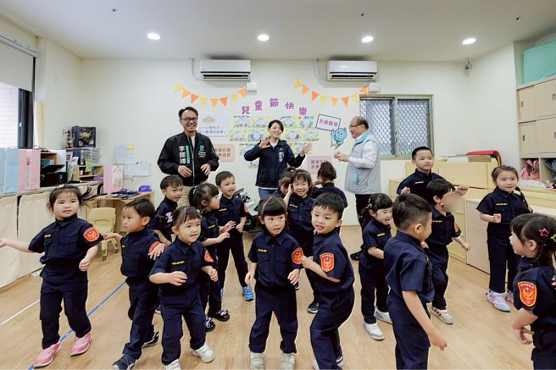 市長高虹安、市議員李國璋與警察局長陳源輝一同與小朋友跳健康操。