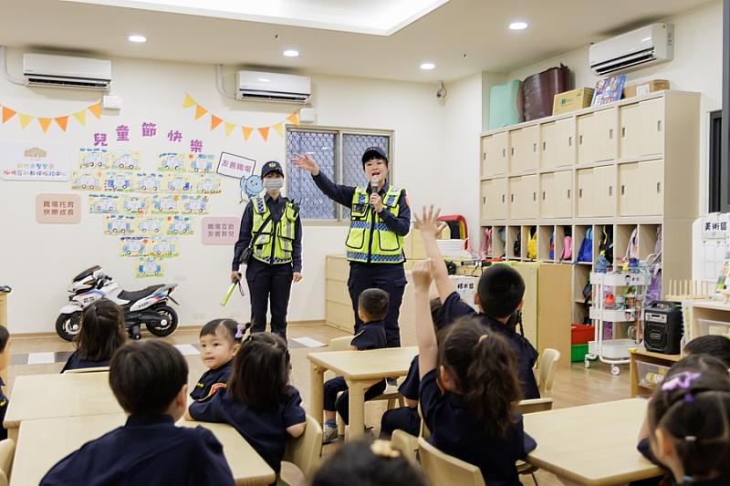 交通警察隊員警以活潑生動的方式講解交通安全知識。