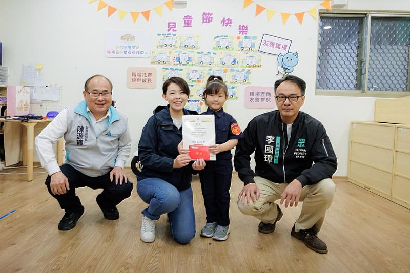 市長高虹安頒發114學年度模範兒童獎項。