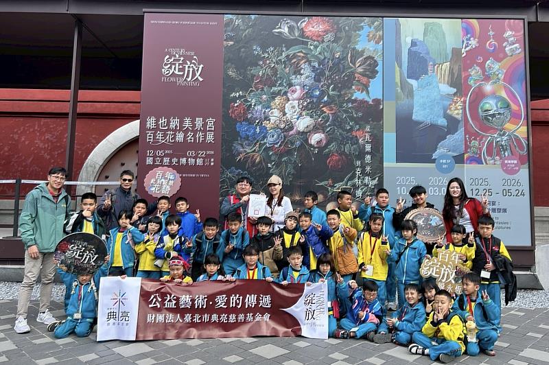 學校代表致贈感謝狀，向典亮慈善基金會表達謝意。（圖片為來自新竹縣的五峰國小）