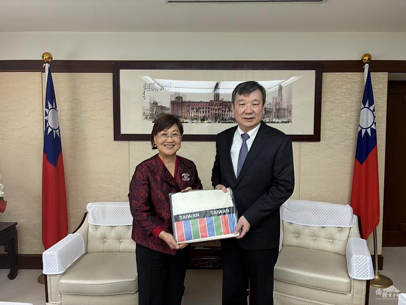 僑務委員會委員長徐佳青（左）拜會駐日本代表處大使李逸洋（右）並致贈禮品。