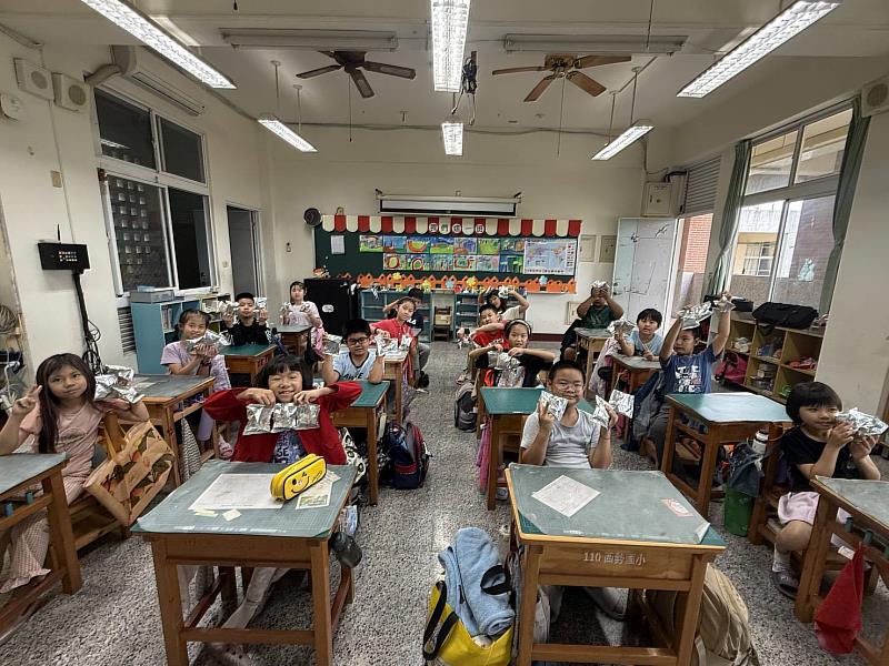 救國團攜手張金鑾文化藝術基金會送暖校園 贈送課後點心嘉惠屏東783位學童