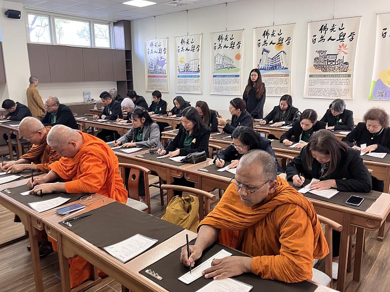 南華大學安排泰國摩訶朱拉隆功大學參訪團參觀百萬人興學紀念館,並於抄經室進行抄經體驗。