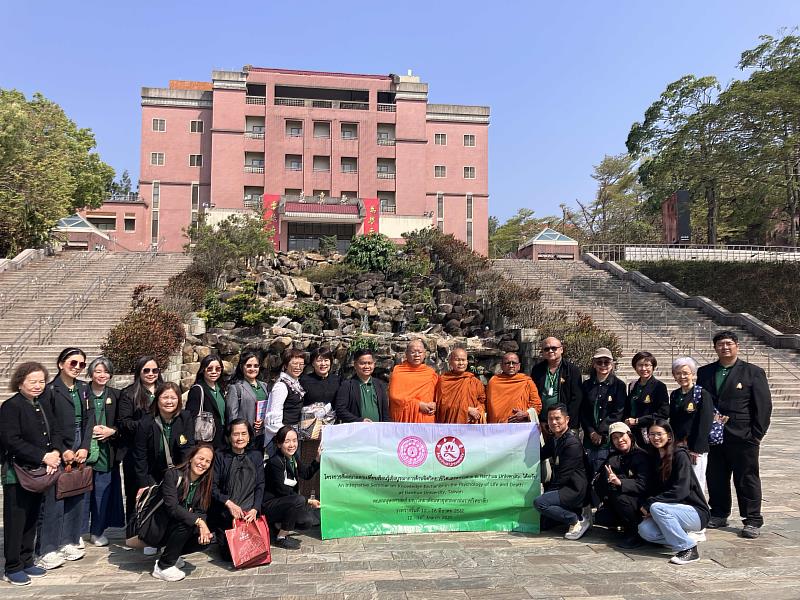 南華大學副校長葉月嬌(後排左9)、國際長林純純(後排左8)親自接待泰國摩訶朱拉隆功大學參訪團,並合影留念。