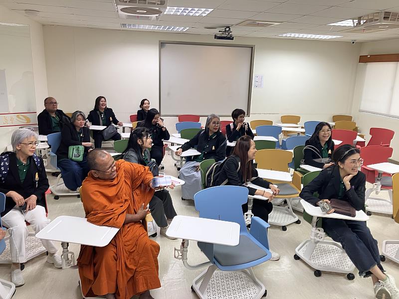 南華大學安排泰國摩訶朱拉隆功大學參訪團參觀圖書館e學苑學習空間。