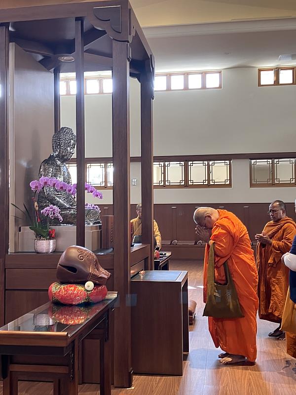 南華大學安排泰國摩訶朱拉隆功大學參訪團參觀百萬人興學紀念館禪堂，並進行禮佛。