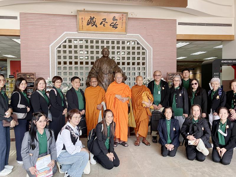 南華大學國際長林純純(前排左2)安排泰國摩訶朱拉隆功大學參訪團參觀無盡藏圖書館,並與創辦人星雲大師銅像合影。