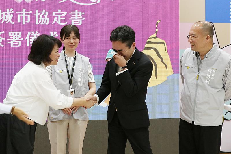 石山敬貴町長回憶兩地交流經驗，數度流下感動眼淚。