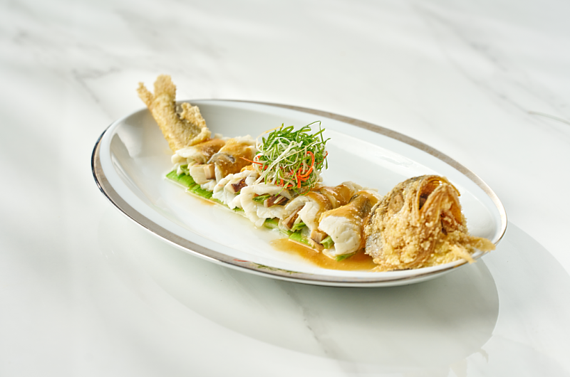 「南乳豆醬黃花魚捲」選用小黃魚去刺取肉,包捲當季春筍與貢菜,搭配粵亮自製南乳豆醬,醬香濃郁而不厚重,襯托魚肉細緻鮮味。(圖/六福旅遊集團提供)