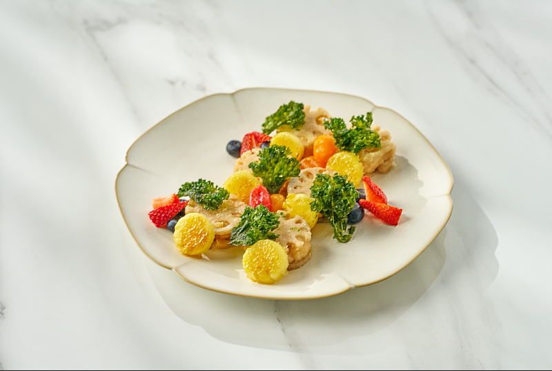 「菠蘿極汁蝦滑蓮藕餅」將草蝦與白蝦細打成蝦膠，鋪於雲林鮮蓮藕片上煎至金黃酥香，淋上以屏東金鑽鳳梨慢熬的港式極汁，酸甜清爽。（圖/六福旅遊集團提供）