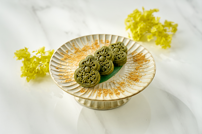 「擂茶貢糖糕」融合客家擂茶的細緻茶香與花生貢糖的堅果香氣，口感綿密不膩，並以象徵吉祥的葫蘆造型呈現。（圖/六福旅遊集團提供）