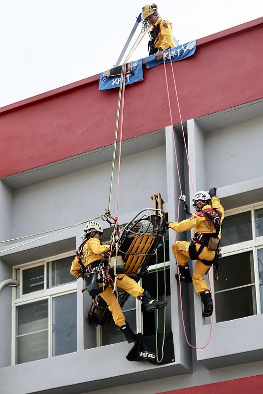 今日展示消防機器人等相關科技設備與救援行動，陳其邁並提及高雄代表台灣參加「橋2026繩索救助菁英邀請賽」，勇奪第1名成果非常不簡單，將持續致力消防科技進步與人力、資源、危險加給補充等。