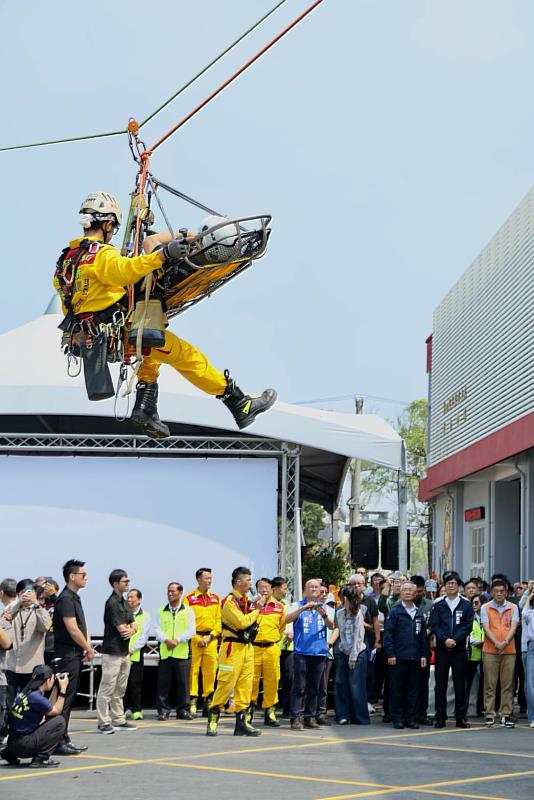 今日展示消防機器人等相關科技設備與救援行動，陳其邁並提及高雄代表台灣參加「橋2026繩索救助菁英邀請賽」，勇奪第1名成果非常不簡單，將持續致力消防科技進步與人力、資源、危險加給補充等。