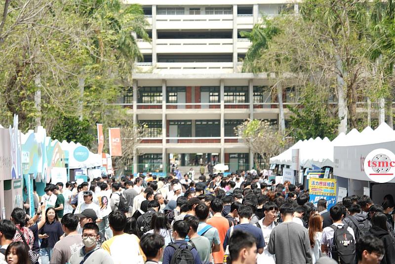 企業齊聚建工校區設攤徵才，現場湧入大量學生參與交流與應徵，展現青年求職熱度與產業人才需求同步升溫。