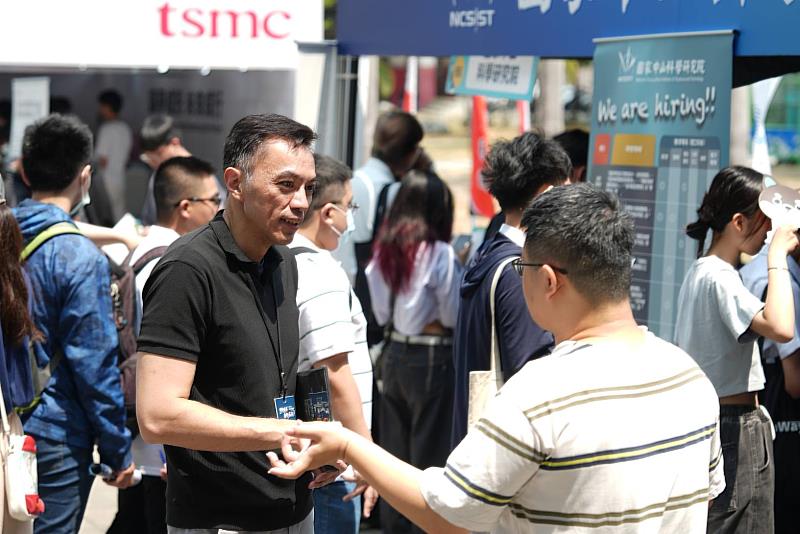 學生穿梭各大企業攤位主動諮詢，與企業代表進行深度交流與職缺了解，現場同步展開履歷投遞與初步面談。