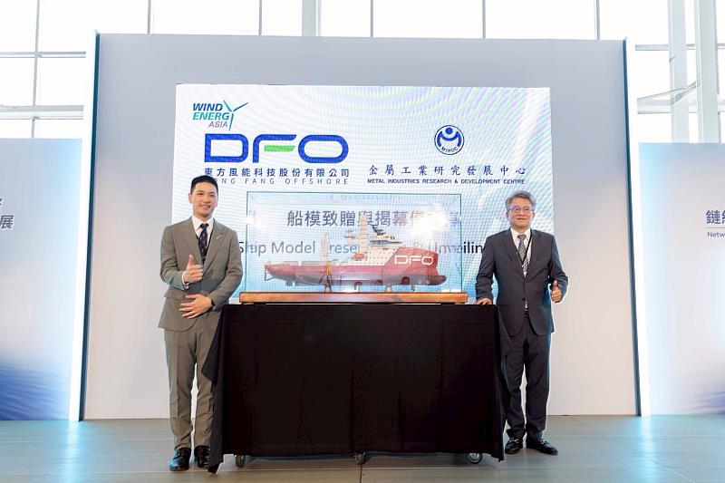東方風能陳柏霖執行長（左）致贈其指標性SOV船模予金屬中心海洋專區，由金屬中心海科處陳維德處長（右）代表接受。該船模將作為提升海事操作技術訓練的重要教具，象徵雙方攜手推動台灣離岸風電人才本土化的決心。