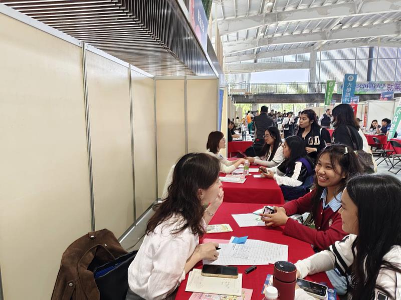 元培就業博覽會設置職涯輔導專區，輔導員以英語提供諮詢，協助外籍生規劃職涯方向。