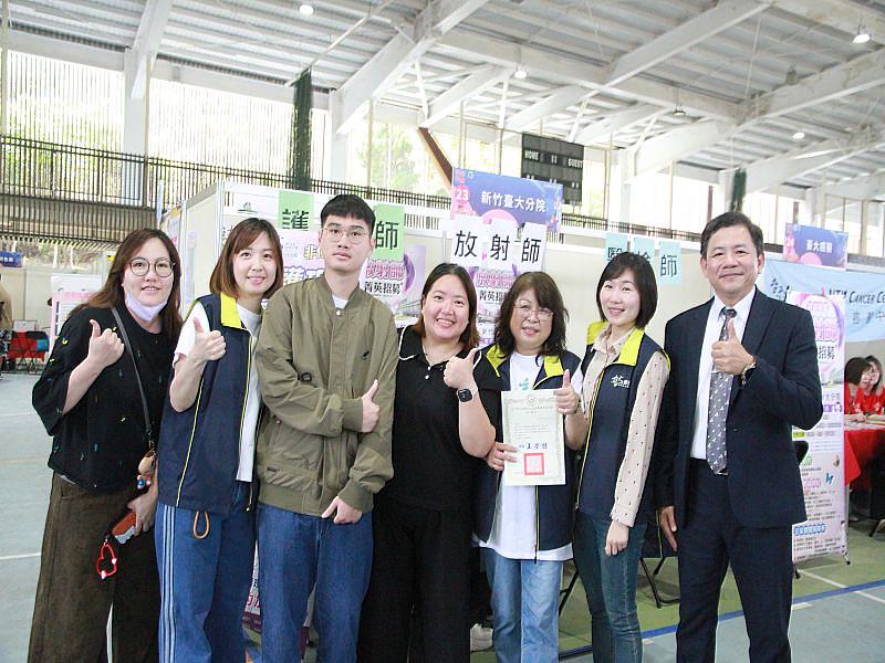 臺大醫院新竹臺大分院多位元培校友，返校參與元培2026就業博覽會徵才，王綮慷校長（右1）特別表達謝意。