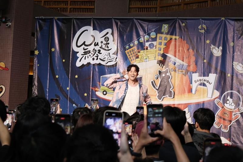 圖一、中文系校友李聖傑回母校東吳大學開唱,吸引近千位同學擠進校內望星廣場。