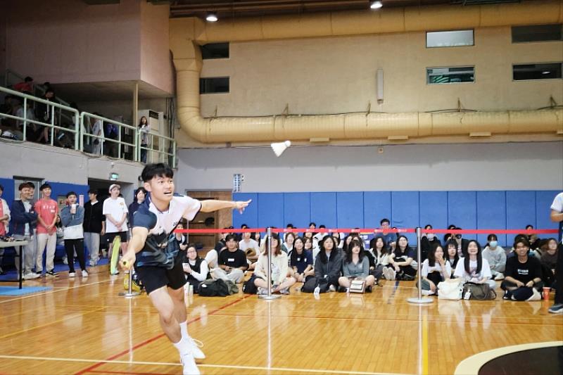 圖四、羽球新星江子傑受邀與東吳羽球隊的運動績優生展開表演競賽。