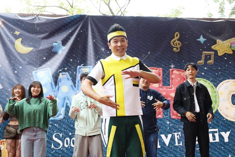 圖二、擁有不老童顏的香蕉哥哥受到東吳同學的熱烈歡迎。