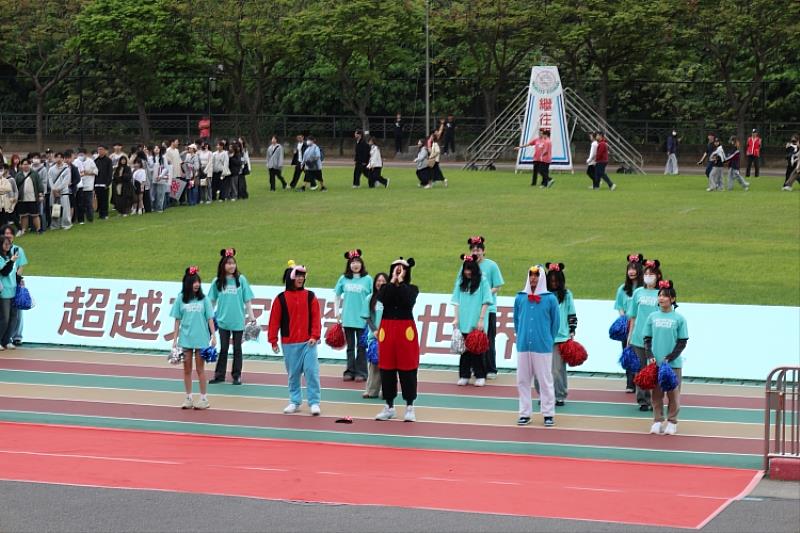 圖三、各學系代表以創意進場的方式慶祝126年校慶。