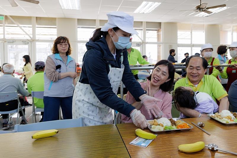 高虹安市長幫長輩們打飯、共享美味佳餚。