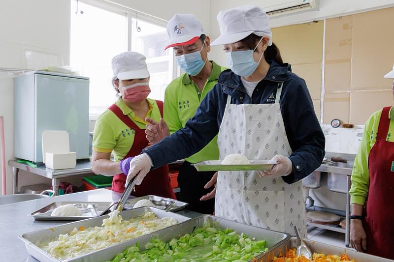 高虹安市長幫長輩們打飯、共享美味佳餚。
