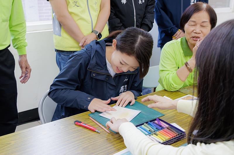 高虹安市長與長輩們同樂。