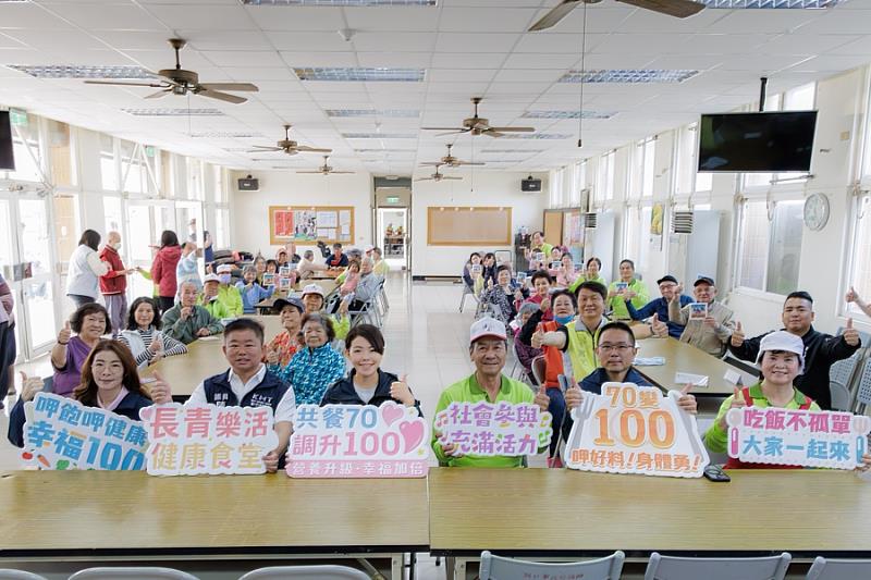 高虹安市長前往港南社區發展協會長青樂活健康食堂,宣布共餐食堂餐費補助調升至100元。