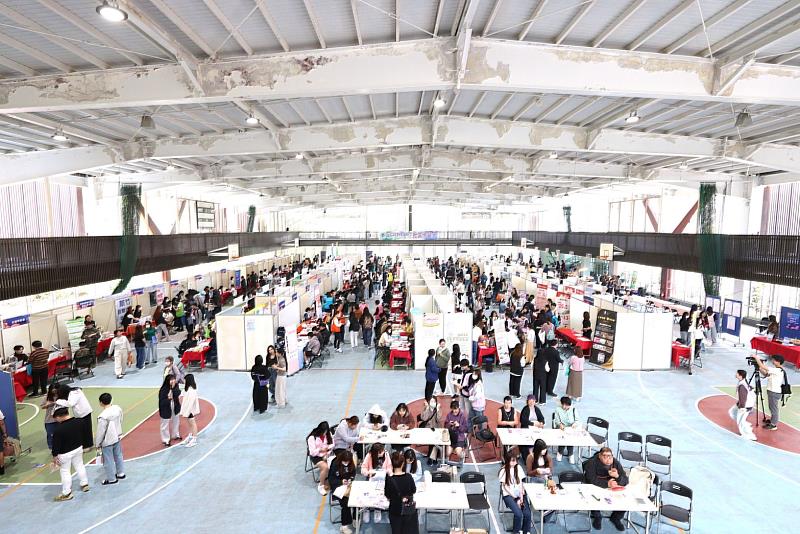 現場就業博覽會人潮眾多。