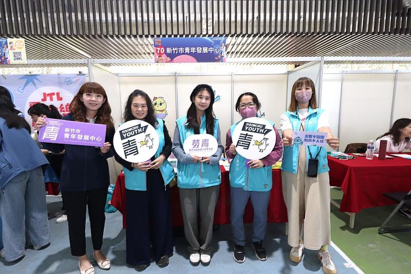 青發中心活動現場設攤宣導推廣青年業務。