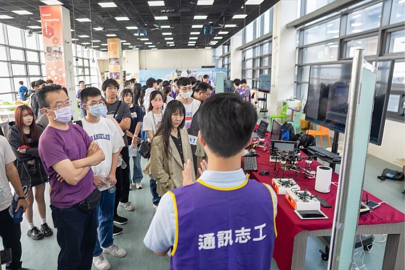 精彩豐富的「學院時間」透過學系專題作品展覽與解說，帶領高中生與家長掌握學系特色與未來職涯藍圖。